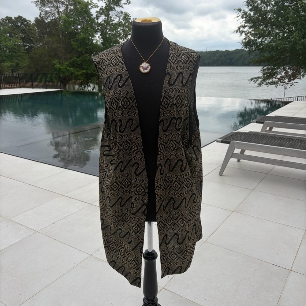 Patterned Black and Gold Sleeveless Vest - Picture 2 of 4